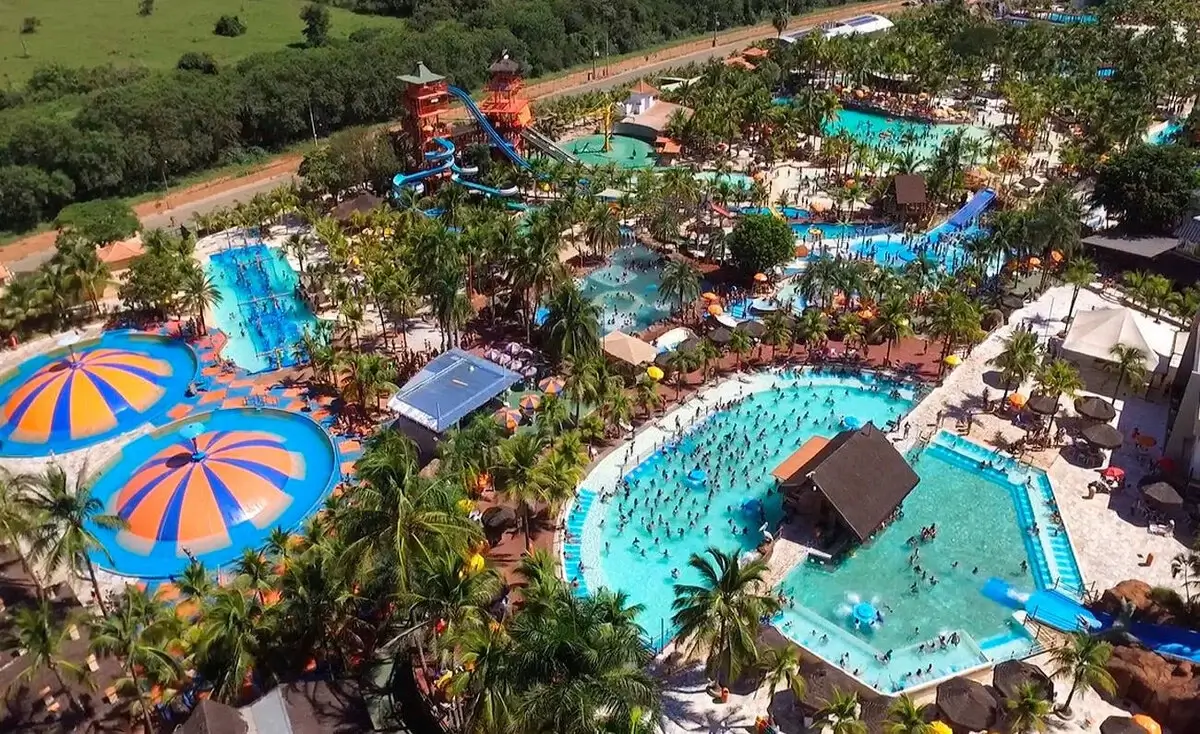 Qual hotel fica dentro do parque aquático de olímpia